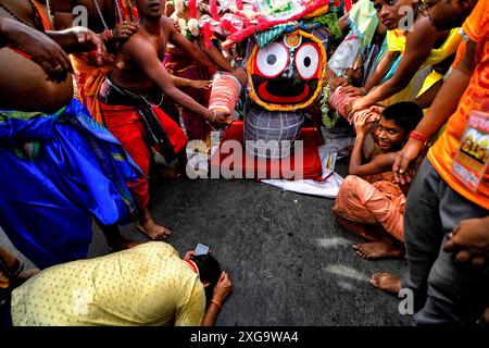 Kolkata, Inde. 07 juillet 2024. Un dévot hindou s'allonge sur une route pour chercher des bénédictions pendant le Rath Yatra annuel, ou procession de chars, à Kolkata. Selon la mythologie hindoue, le Ratha Yatra remonte à quelque 5 000 ans lorsque le Dieu hindou Krishna, avec son frère aîné Balaram et sa sœur Subhadra, ont été tirés sur un char de Kurukshetra à Vrindavana par les dévots de Krishna. (Photo par Avishek Das/SOPA images/SIPA USA) crédit : SIPA USA/Alamy Live News Banque D'Images