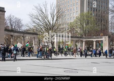 Protestation contre la guerre entre Israël et la Palestine au campus de l'Université McGill sur la rue Sherbrooke Ouest au centre-ville de Montréal, Québec, Canada Banque D'Images