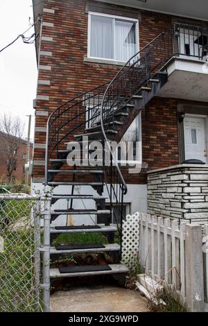 Escalier en colimaçon en fer forgé sur l'avenue Lamont près de la station de métro Angrignon à Montréal, Québec, Canada Banque D'Images