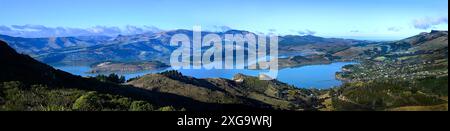 Superbe panorama sur le port de Lyttelton lors d'une journée d'hiver parfaite avec Charteris Bay et Diamond Harbour. Banque D'Images