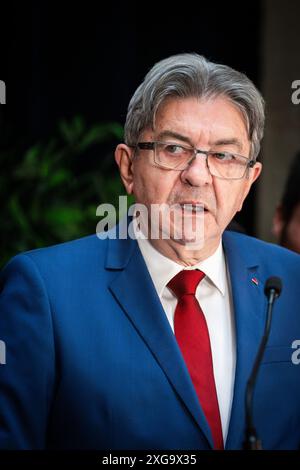 Paris, France. 07 juillet 2024. Le chef du parti de gauche français la France insoumise (LFI) Jean-Luc Melenchon assiste à un événement après le deuxième tour des élections législatives françaises à Paris, France, le 7 juillet 2024. L'alliance des partis de gauche, le Nouveau Front populaire (NFP), remporte le 2e tour des élections législatives françaises et devrait détenir entre 175 et 205 sièges à l'Assemblée nationale, selon les projections publiées par le cabinet de recherche Elabe. Crédit : Xinhua/Alamy Live News Banque D'Images