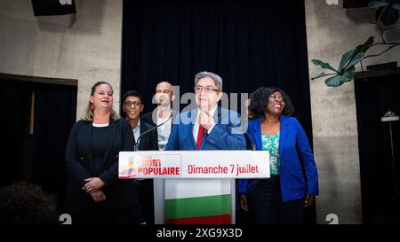 Paris, France. 07 juillet 2024. Le chef du parti de gauche français la France insoumise (LFI) Jean-Luc Melenchon (C) assiste à un événement après le deuxième tour des élections législatives françaises à Paris, France, le 7 juillet 2024. L'alliance des partis de gauche, le Nouveau Front populaire (NFP), remporte le 2e tour des élections législatives françaises et devrait détenir entre 175 et 205 sièges à l'Assemblée nationale, selon les projections publiées par le cabinet de recherche Elabe. Crédit : Xinhua/Alamy Live News Banque D'Images