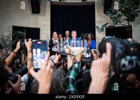 Paris, France. 07 juillet 2024. Le chef du parti de gauche français la France insoumise (LFI) Jean-Luc Melenchon (C) assiste à un événement après le deuxième tour des élections législatives françaises à Paris, France, le 7 juillet 2024. L'alliance des partis de gauche, le Nouveau Front populaire (NFP), remporte le 2e tour des élections législatives françaises et devrait détenir entre 175 et 205 sièges à l'Assemblée nationale, selon les projections publiées par le cabinet de recherche Elabe. Crédit : Xinhua/Alamy Live News Banque D'Images