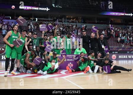 Riga, Lettonie. 7 juillet 2024. Les membres de l'équipe Brésil célèbrent après avoir remporté le match final du tournoi de qualification olympique masculin FIBA 2024 entre la Lettonie et le Brésil à Riga, Lettonie, le 7 juillet 2024. Credit : Edijs Palens/Xinhua/Alamy Live News Banque D'Images