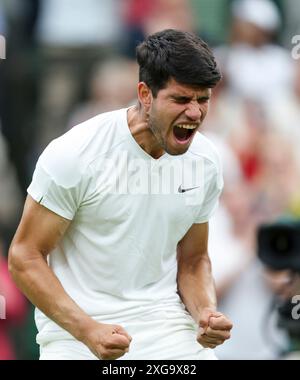 Londres, Grande-Bretagne. 7 juillet 2024. Carlos Alcaraz célèbre la victoire après le match de 4e ronde masculin entre Ugo Humbert, de France, et Carlos Alcaraz, d'Espagne, au championnat de tennis de Wimbledon à Londres, en Grande-Bretagne, le 7 juillet 2024. Crédit : Han Yan/Xinhua/Alamy Live News Banque D'Images