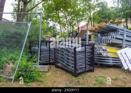 Poteaux et supports d'échafaudage empilés dans une cour. Échafaudage de cadre japonais. Banque D'Images