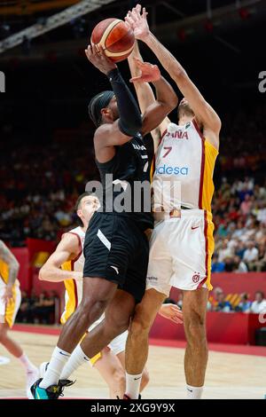 Valencia, Espagne. 07 juillet 2024. (G-d) Buddy Hield de l'équipe des Bahamas, Santiago Aldama de l'équipe d'Espagne vu en action pendant le match entre l'Espagne et les Bahamas dans le tournoi de qualification olympique FIBA Espagne 2024 phase de groupes au tribunal municipal de Fuente de San Luis. Note finale : Espagne 86 : 78 Bahamas crédit : SOPA images Limited/Alamy Live News Banque D'Images