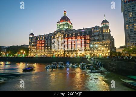 Taj Mahal Palace Hotel au crépuscule. Hôtel de luxe indien emblématique à Mumbai, Inde. Banque D'Images