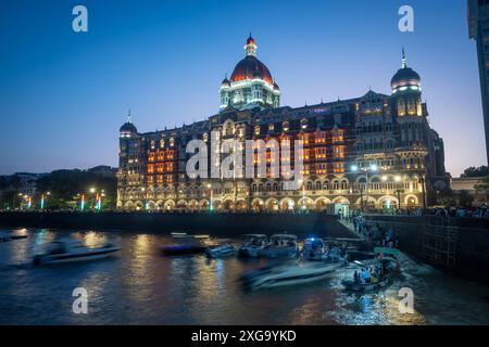 Taj Mahal Palace Hotel au crépuscule. Hôtel de luxe indien emblématique à Mumbai, Inde. Banque D'Images