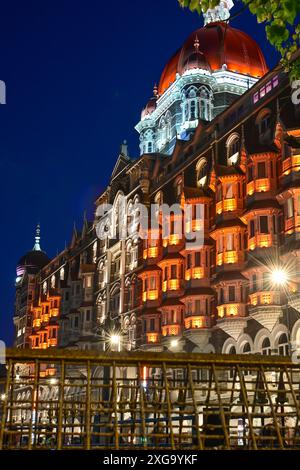 Taj Mahal Palace Hotel au crépuscule. Hôtel de luxe indien emblématique à Mumbai, Inde. Banque D'Images