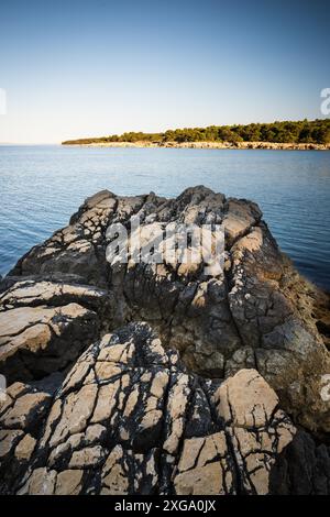 Roche massive avec structure de couleur sur la côte de l'île de Rab Croatie Banque D'Images