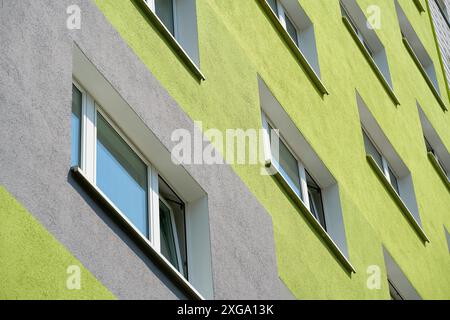 Façade d'un bâtiment préfabriqué rénové dans le quartier Neustadt de Magdebourg Banque D'Images