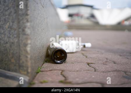 Bouteilles d'alcool vides sur un trottoir dans le centre de Berlin Banque D'Images