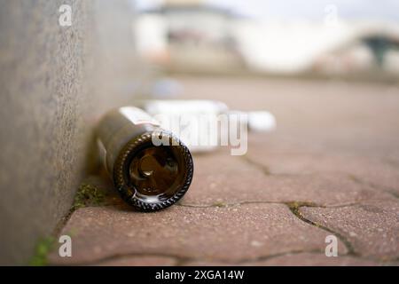 Bouteilles d'alcool vides sur un trottoir dans le centre de Berlin Banque D'Images