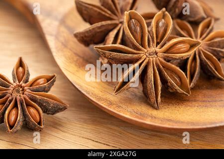 Anis étoilé (Illicium verum) sur cuillère en bois. Cuisson des épices. Banque D'Images