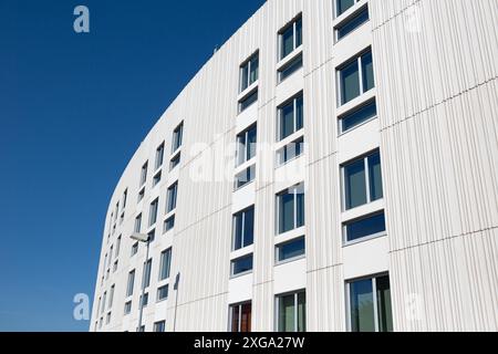 Immeuble moderne avec façade en béton rainuré décoratif. Copier l'espace Banque D'Images