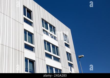 Immeuble moderne avec façade en béton rainuré décoratif. Copier l'espace Banque D'Images