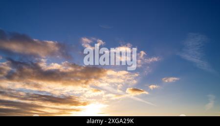 Les nuages du coucher du soleil se rassemblent. Ciel panoramique de lever ou de coucher de soleil avec des nuages. Coucher de soleil ciel sur crépuscule dans la soirée avec coucher de soleil. Nuage nature ciel Banque D'Images