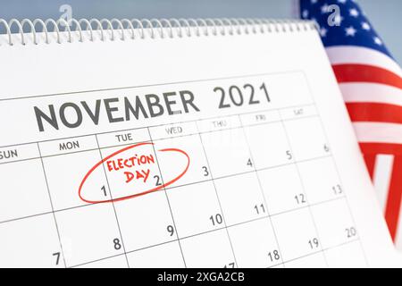 Novembre 2021 concept de jour d'élection aux États-Unis. Calendrier du bureau avec le 2 novembre marqué en rouge et drapeau des États-Unis en arrière-plan Banque D'Images