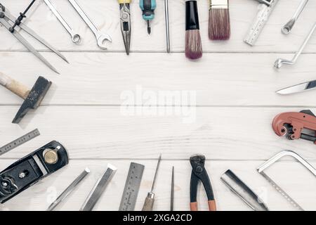 Cadre de bordure des outils de travail sur une table en bois blanc avec espace de copie. Vue de dessus Banque D'Images