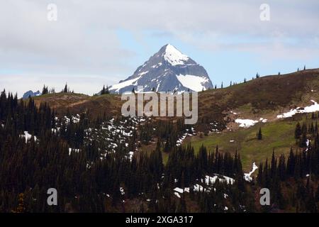 Les sommets et les crêtes de la chaîne Hozameen dans les montagnes des Cascades du Nord du Canada, parc provincial E.C. Manning, Colombie-Britannique, Canada. Banque D'Images