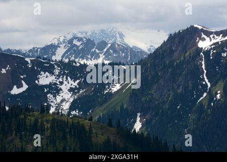 Les sommets et les crêtes de la chaîne Hozameen dans les montagnes North Cascade près de la frontière canadienne, État de Washington, États-Unis. Banque D'Images