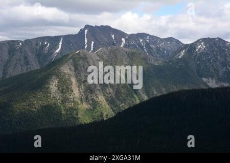 Les sommets et les crêtes de la chaîne Hozameen dans les montagnes des Cascades du Nord du Canada, parc provincial E.C. Manning, Colombie-Britannique, Canada. Banque D'Images