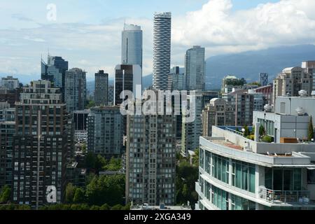 Immeubles de grande hauteur et condos dans le quartier Yaletown du centre-ville de Vancouver, regardant vers West Vancouver, Colombie-Britannique, Canada. Banque D'Images