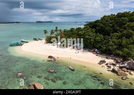 Belitung, Indonésie : vue aérienne de l'île de Kelayang à Belitung dans la mer de Java en Indonésie, Asie du Sud-est. Banque D'Images