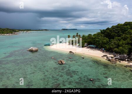 Belitung, Indonésie : vue aérienne de l'île de Kelayang à Belitung dans la mer de Java en Indonésie, Asie du Sud-est. Banque D'Images