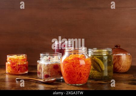 Aliments fermentés, probiotiques. Légumes en conserve. Carottes marinées, choucroute et autres conserves organiques en pots de maçon. Concept de cuisine végétalienne saine Banque D'Images