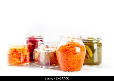 Aliment fermenté et probiotique sur fond blanc. Légumes en conserve. Carottes marinées, choucroute et autres conserves biologiques dans des pots mason. En bonne santé Banque D'Images