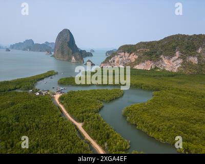 Phang Nga, Thaïlande : vue aérienne de la magnifique baie de Phang Nga célèbre pour sa formation karstique près de Phuket dans le sud de la Thaïlande. Banque D'Images