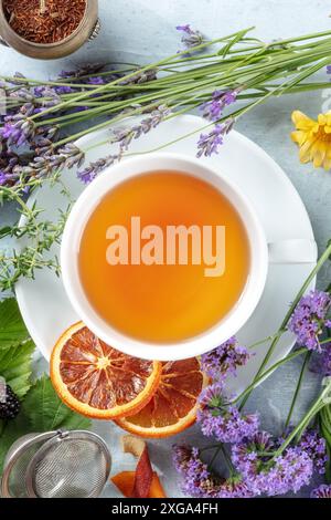 Une tasse de thé biologique avec des fruits secs, des fleurs, et des herbes, tiré d'en haut.Boisson chaude saine Banque D'Images