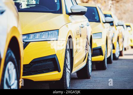 Yandex taxi jaune voitures garées dans une rangée, Moscou, 31 octobre 2021 Banque D'Images