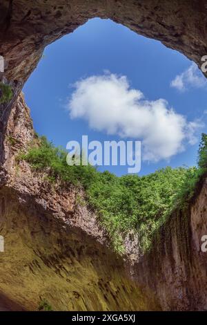 Vue sur le ciel à l'intérieur de la grotte de Devetashka près du village de Devetaki et Rivière Osam en Bulgarie Banque D'Images