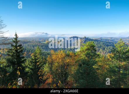 Gamrig et Lilienstein en Suisse saxonne, montagne Gamrig et Lilienstein, vue sur la Suisse saxonne en automne Banque D'Images