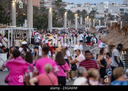 Touristen am Abend an der Promenade der Playa de PalmaMittelmeerinsel Mallorca während der Hauptsaison im Juli 2024, Palma Mallorca Spanien Playa de Palma *** touristes le soir sur la promenade de Playa de Palma île méditerranéenne Majorque pendant la haute saison en juillet 2024, Palma Mallorca Espagne Playa de Palma Banque D'Images