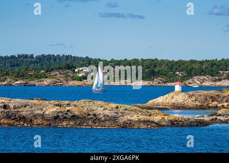 Phare et voilier sur l'archipel de l'île de Merdo en Norvège Banque D'Images