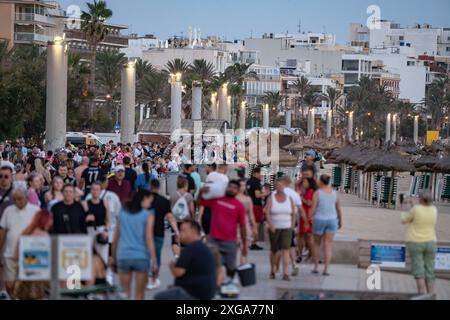 Touristen am Abend an der Promenade der Playa de PalmaMittelmeerinsel Mallorca während der Hauptsaison im Juli 2024, Palma Mallorca Spanien Playa de Palma *** touristes le soir sur la promenade de Playa de Palma île méditerranéenne Majorque pendant la haute saison en juillet 2024, Palma Mallorca Espagne Playa de Palma Banque D'Images