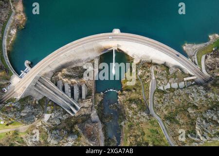 Drone aérien images de dessus barrage d'eau et lac réservoir, production d'énergie hydroélectrique énergie renouvelable et développement durable. Élevé Banque D'Images