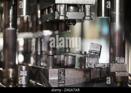 Machine d'emboutissage de presse hydraulique pour former des tôles métalliques, fabrication industrielle de métaux. Photo de haute qualité Banque D'Images