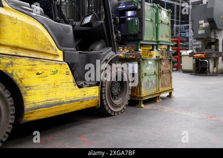 Chargeur de chariot élévateur. Équipement de transpalette à l'entrepôt. Photo de haute qualité Banque D'Images