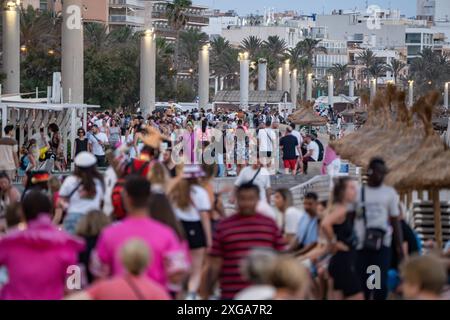 Touristen am Abend an der Promenade der Playa de PalmaMittelmeerinsel Mallorca während der Hauptsaison im Juli 2024, Palma Mallorca Spanien Playa de Palma *** touristes le soir sur la promenade de Playa de Palma île méditerranéenne Majorque pendant la haute saison en juillet 2024, Palma Mallorca Espagne Playa de Palma Banque D'Images