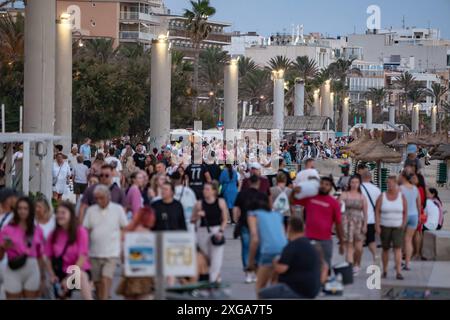 Touristen am Abend an der Promenade der Playa de PalmaMittelmeerinsel Mallorca während der Hauptsaison im Juli 2024, Palma Mallorca Spanien Playa de Palma *** touristes le soir sur la promenade de Playa de Palma île méditerranéenne Majorque pendant la haute saison en juillet 2024, Palma Mallorca Espagne Playa de Palma Banque D'Images