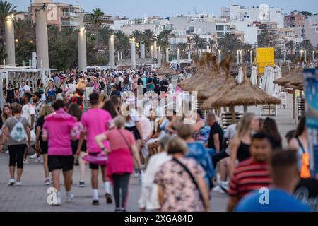 Touristen am Abend an der Promenade der Playa de PalmaMittelmeerinsel Mallorca während der Hauptsaison im Juli 2024, Palma Mallorca Spanien Playa de Palma *** touristes le soir sur la promenade de Playa de Palma île méditerranéenne Majorque pendant la haute saison en juillet 2024, Palma Mallorca Espagne Playa de Palma Banque D'Images