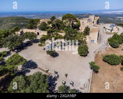 Cyclistes sur Sanctuaire de notre-Dame de Cura, Puig de Cura, Algaida, Majorque, Espagne Banque D'Images