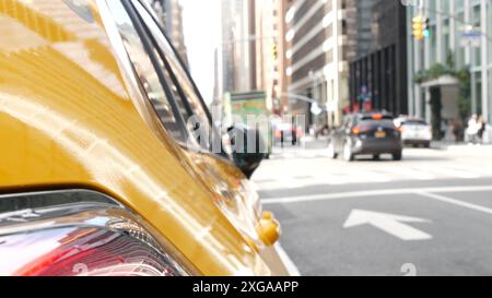 New York. Voiture de taxi jaune sur Manhattan Street. Taxi sur Midtown Lexington avenue. Médaillon taxi vue arrière sur Lex Ave attendant des personnes ou des passagers sur la route. Scène urbaine aux États-Unis. Banque D'Images