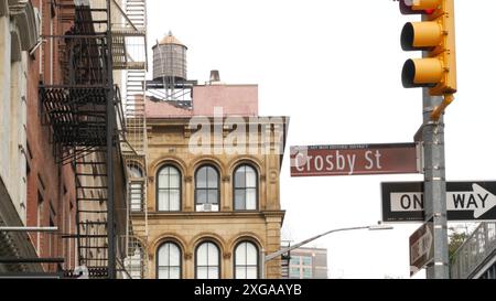 New York City Manhattan Soho quartier de la mode Grand, Crosby Streets, Broadway. Façade de bâtiment urbain USA, ancienne architecture américaine classique à NYC, États-Unis. Immobilier d'entreprise et résidentiel. Banque D'Images