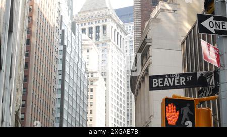 New York, États-Unis. Quartier financier du centre-ville de Manhattan. American Wall Street. Panneau de signalisation à l'angle de Broad et Beaver. Bourse, marché boursier des États-Unis. Feu de circulation au carrefour. Banque D'Images